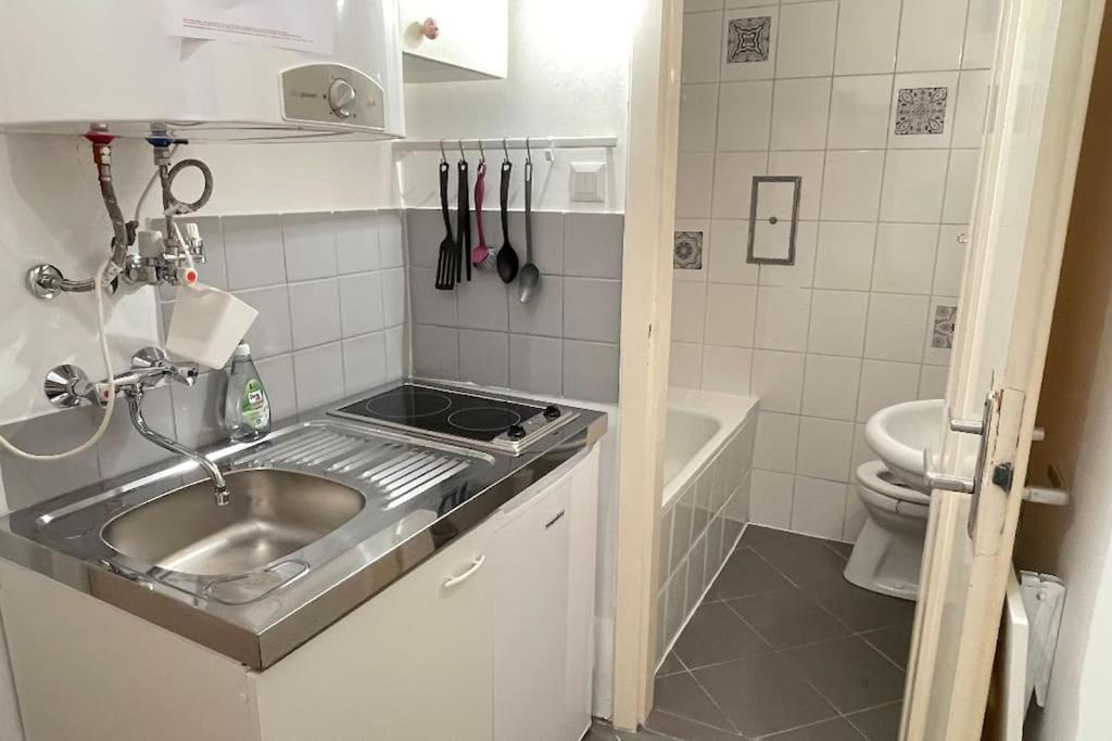 Mariahilfer Street Apartment Wina Bagian luar foto