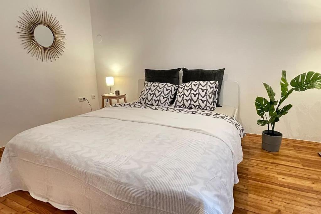Mariahilfer Street Apartment Wina Bagian luar foto