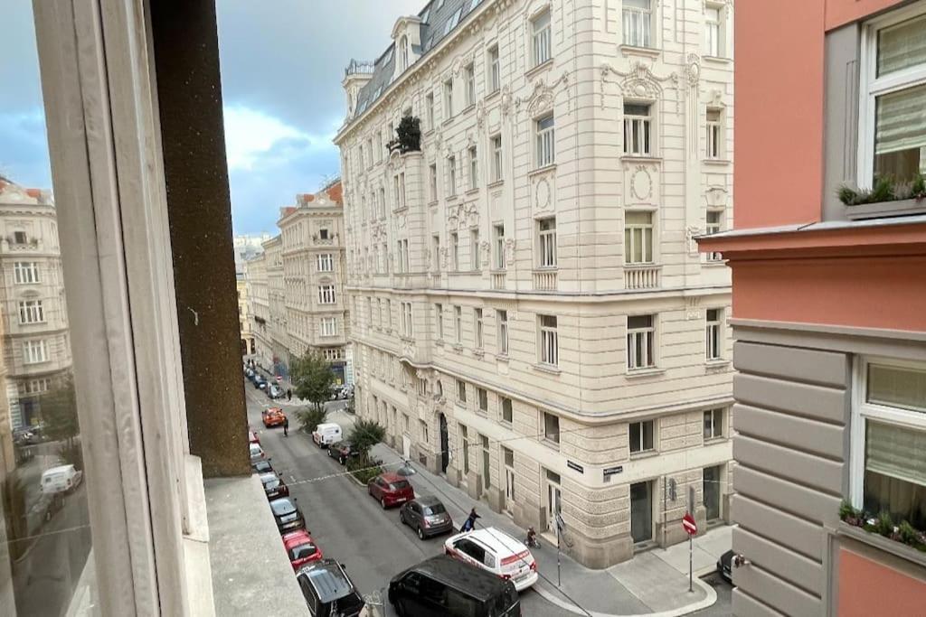 Mariahilfer Street Apartment Wina Bagian luar foto